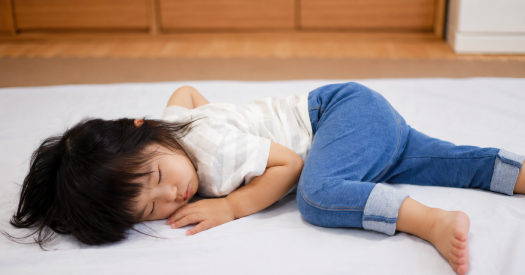 キッズシルク腹巻 ミッシーリスト 寝ている子ども