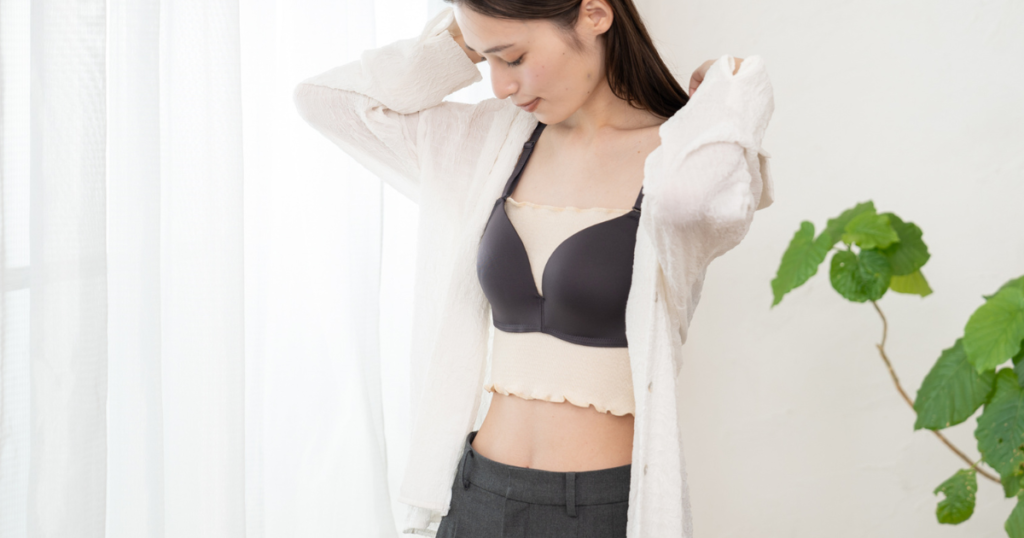 ミッシーリスト シルクブラインナー 着用している女性